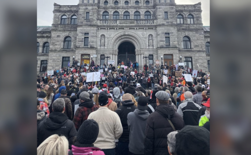 數百人聚集卑詩維多利亞省議會大樓聲援貨車司機抗議強制疫苗規定