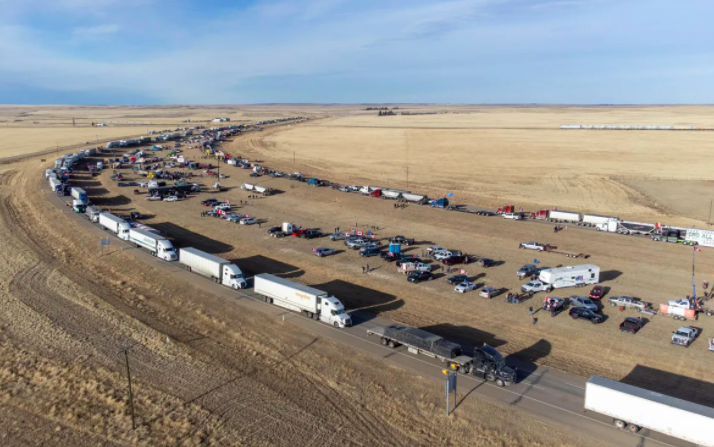 貨車司機抗議導致亞省加美邊境堵塞　省長康尼譴責