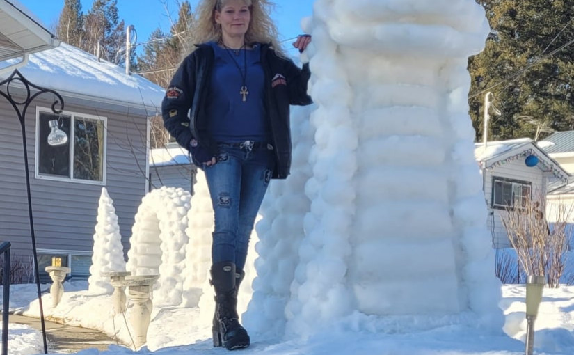 卑詩奎斯尼爾女子創作Snowgopogo雪雕娛人娛己