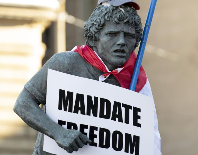 渥太華反對防疫限制抗議　示威者惡搞福克斯銅像