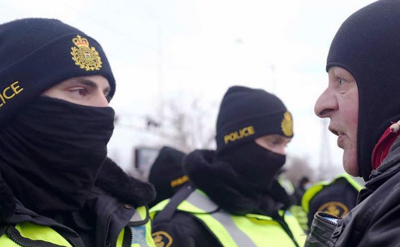 【車隊示威】警方清理通往大使橋障礙物 拘捕2人拖走多輛貨車