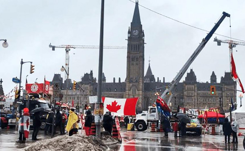 傳2輛載滿警員巴士前往國會山莊驅散示威人士