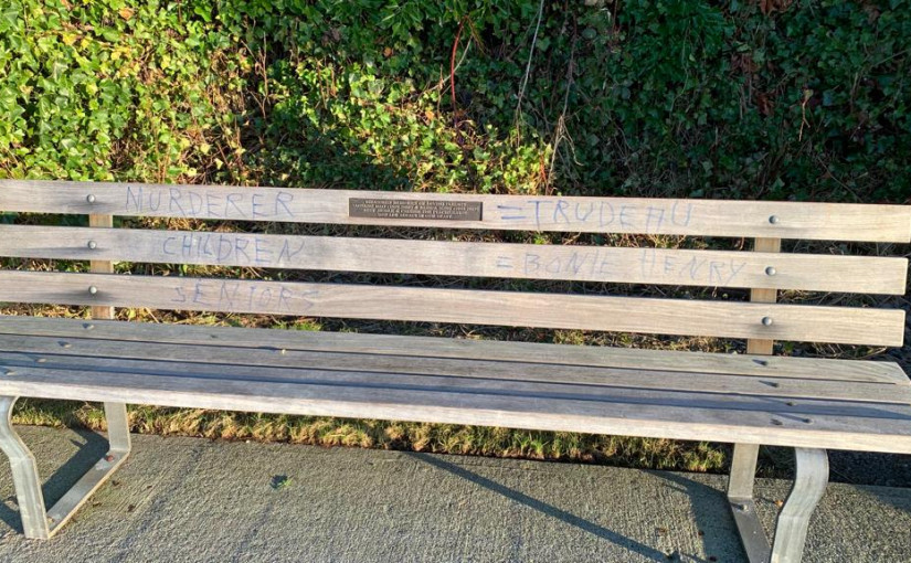 溫市海灘長椅現仇恨塗鴉 市民希望市民以合理方式表達意見