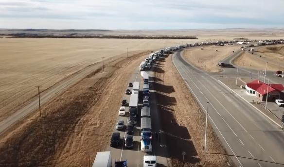 貨車繼續在加美邊境堵路 加拿大皇家騎警準備進行逮捕和拖車