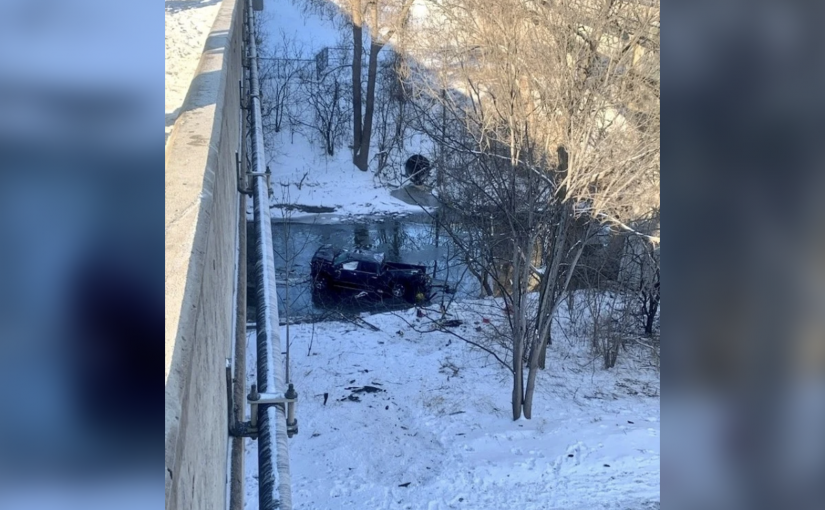 皮卡貨車高速公路失控 跌入當河