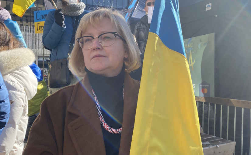 【俄烏戰爭】數百烏克蘭裔市民溫市中心集會 抗議俄羅斯入侵烏克蘭