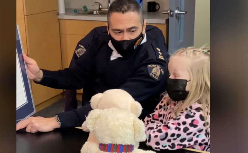 6歲女孩車禍後為受傷祖母求救  獲頒騎警榮譽證書