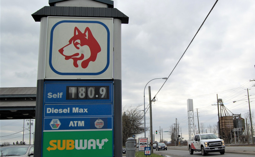 加拿大納稅人聯盟指政府徵收碳稅令油價上漲 增加民眾負擔