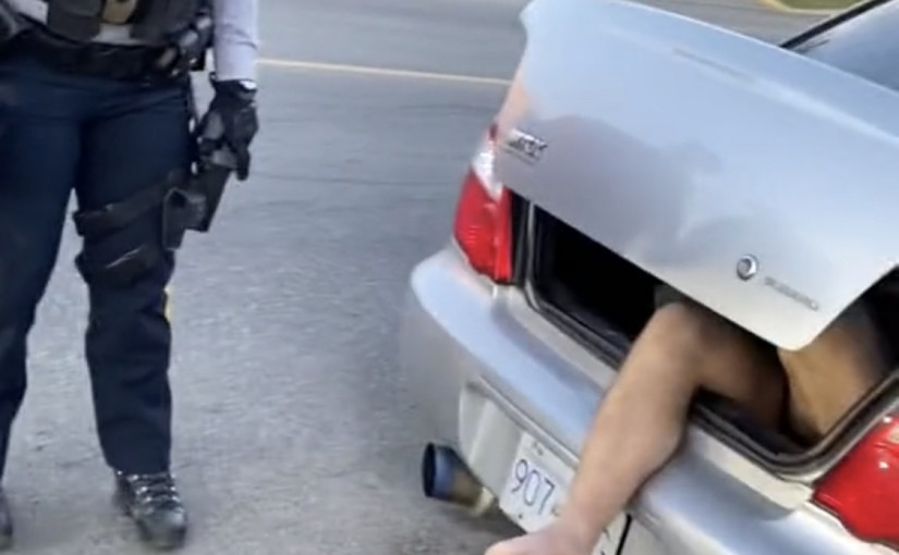 【視頻新聞】網友遇離奇經歷 男子裸體躲車內稱是種儀式