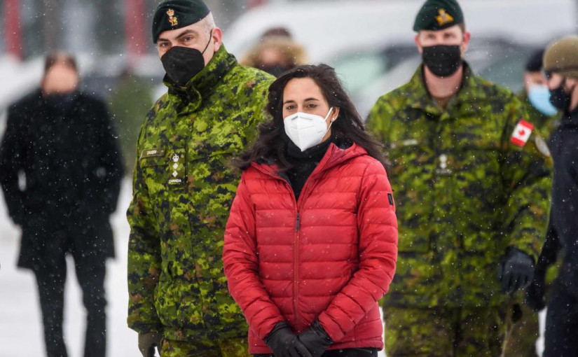 國防部長阿南德譴責俄羅斯犯下戰爭罪行