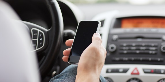 ICBC新調查顯示　42%司機承認駕駛時使用手機 