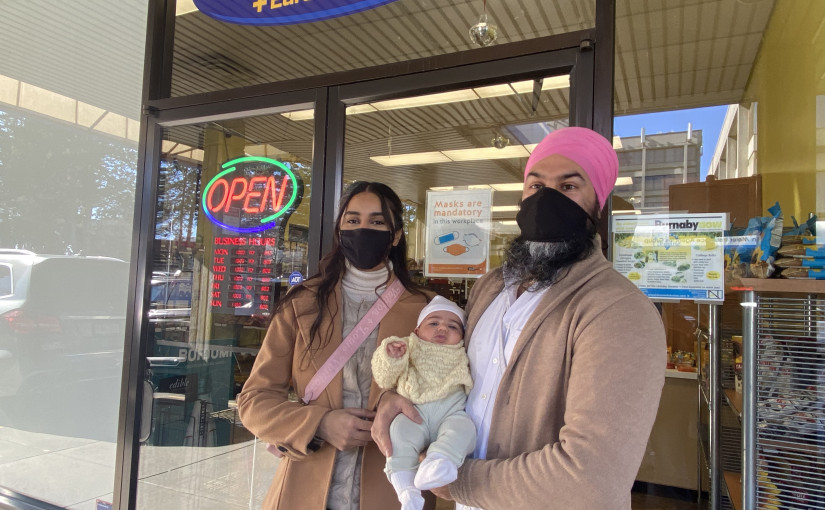 新民主黨黨領駔勉誠攜妻女在本拿比烏克蘭食品店亮相