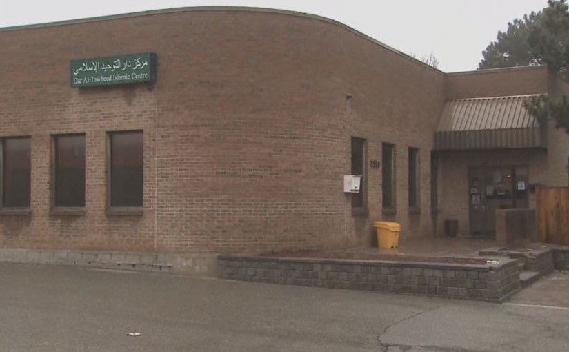 男子朝清真寺禮拜人士揮舞斧頭噴防熊噴霧 被逮捕