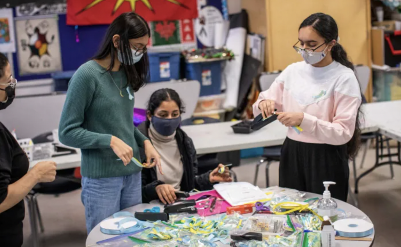 【俄烏戰爭】素里學生製作藍色和金黃色絲帶　為烏克蘭籌集資金