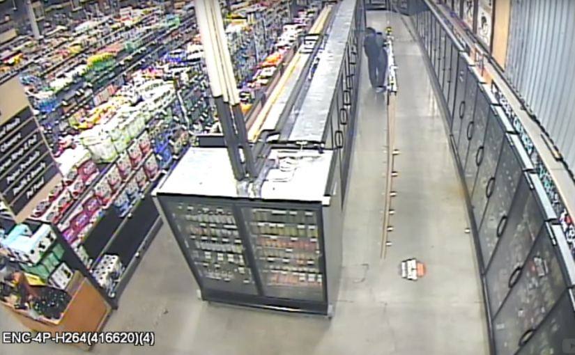 素里賊雜貨店屋頂鑿洞  爬梯潛入偷走大量現金