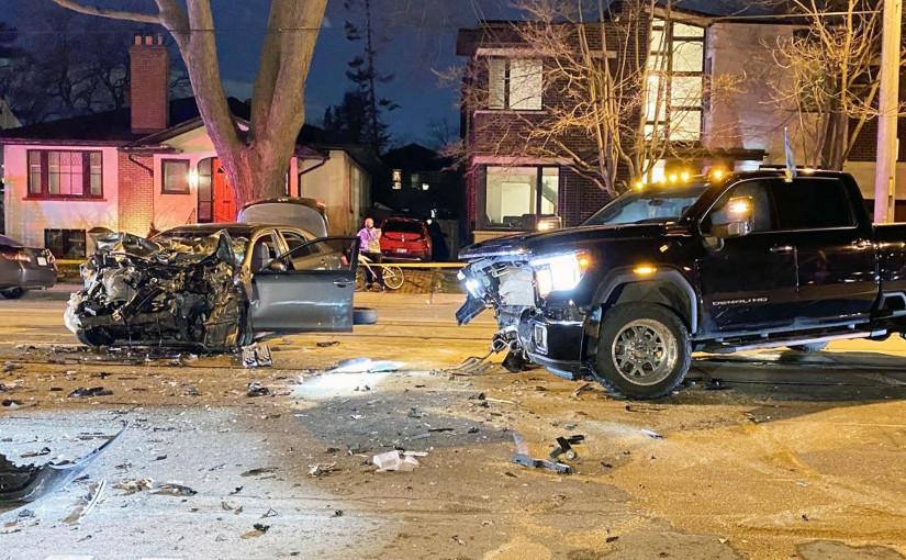 房車與輕型貨車迎頭相撞 23歲司機嚴重受傷