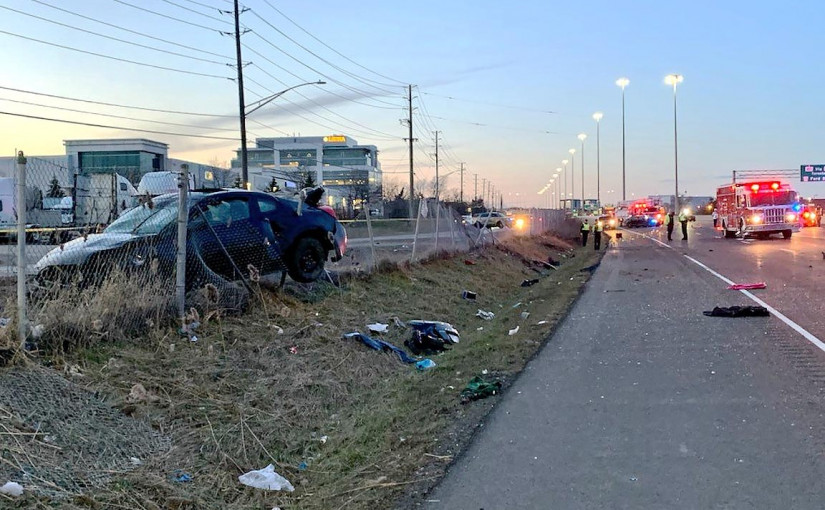 汽車衝出公路 21歲女子拋出車外重傷