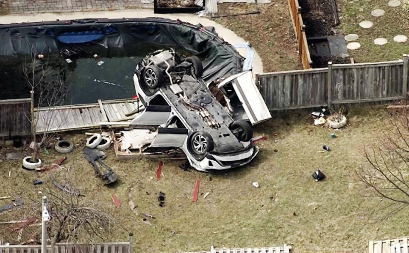 汽車失控衝入民居 2男受傷送院