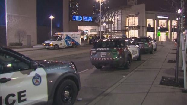 兩人購物中心門口起爭執 一人被刺傷