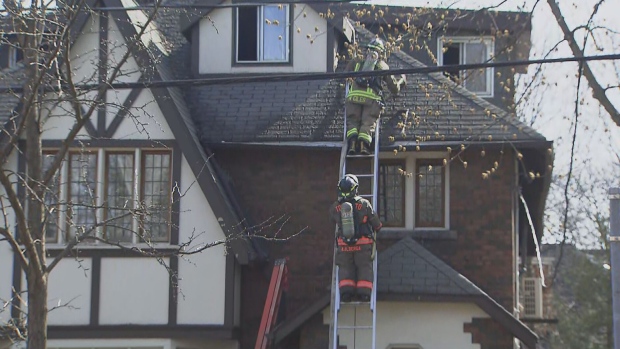多倫多住宅著火 三人逃往屋頂獲救