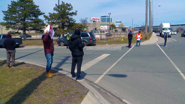 Metro超市逾900名送貨工人不認可臨時協議 舉行罷工