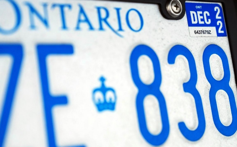 有車主誤以為不需更換車牌貼紙 收495元告票