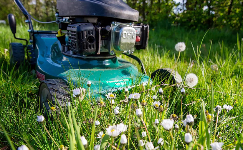 美國有父親剪草時 剪草機意外輾過2歲大兒子