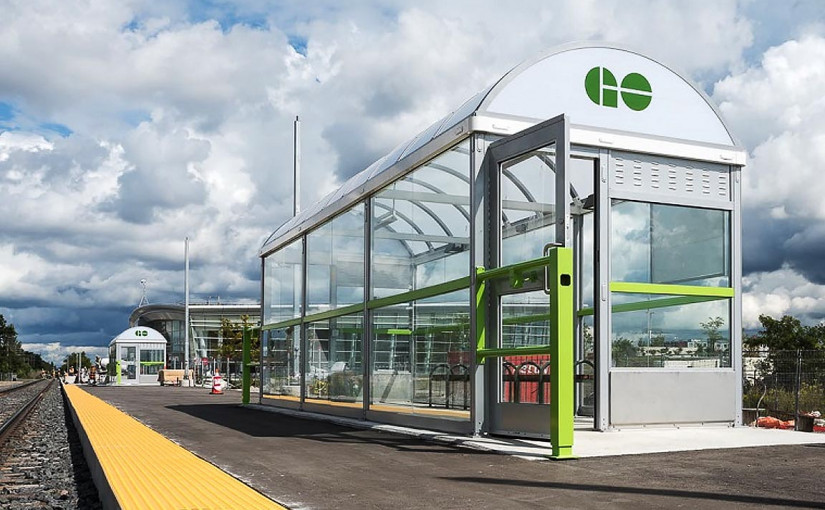 北約克GO火車撞汽車 女司機受傷