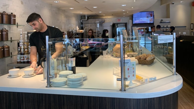 卑詩省餐飲業勞動力嚴重短缺 餐館之間員工爭奪戰升溫