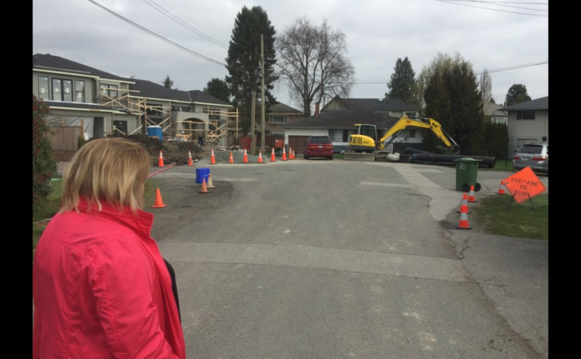 有人批評列治文豪宅不停建卻少人住