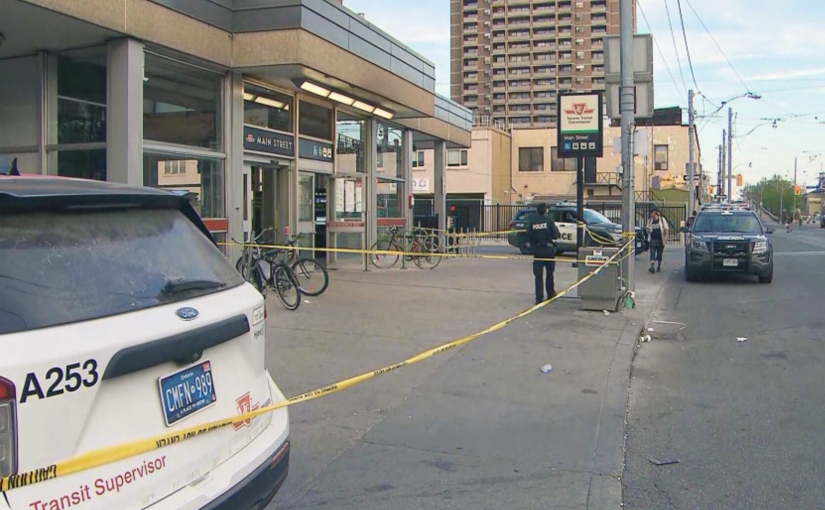 男子在地鐵站被刺危殆 警尋兩名嫌犯