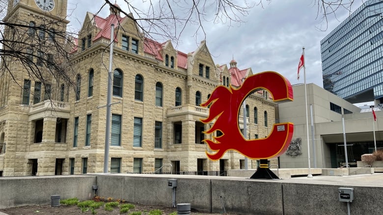 卡加利市政廳外豎立卡加利火焰隊標誌