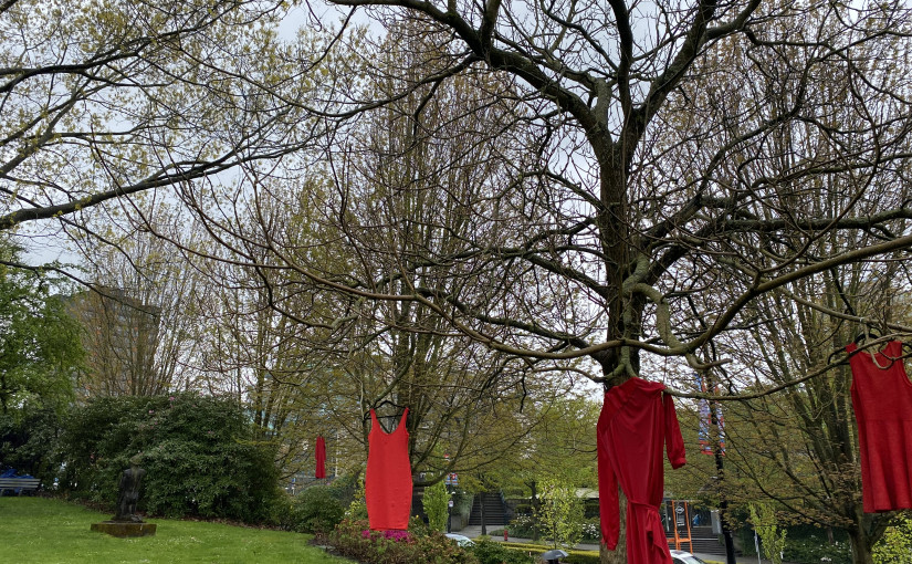 百逾民眾雨中集會 溫市政大樓外紀念紅裙日