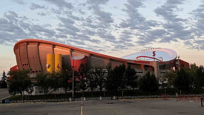 NHL專員在卡加利馬鞍體育館被困升降機