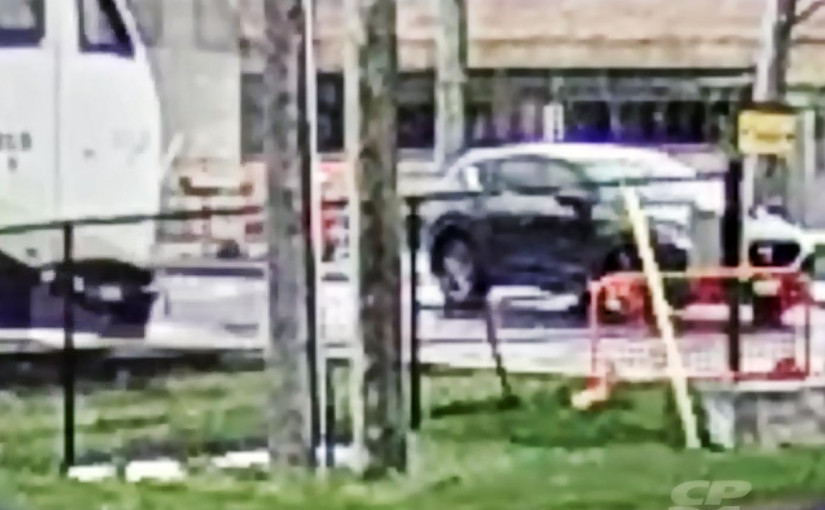 【有片】汽車司機試圖衝越火車軌 3秒後被火車撞上