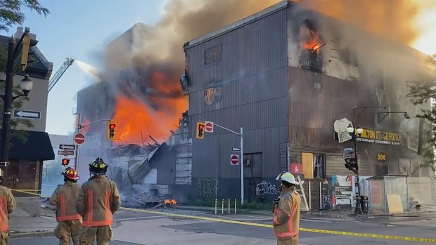 【多圖】咸美頓市中心商用樓清晨大火 