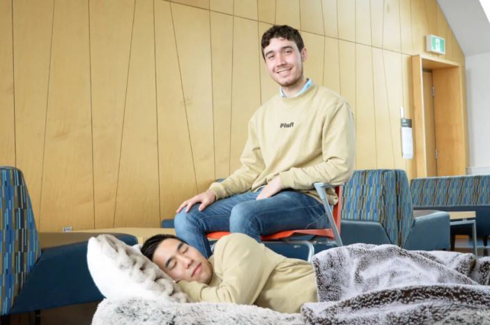 霝感來自狗窩 卑詩大學兩個學生設計出人形地板床 很受歡迎