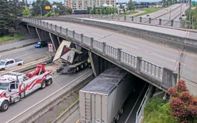 大型貨車拖車部分撞上甘比路公交橋 列治文99號公路南行線關閉