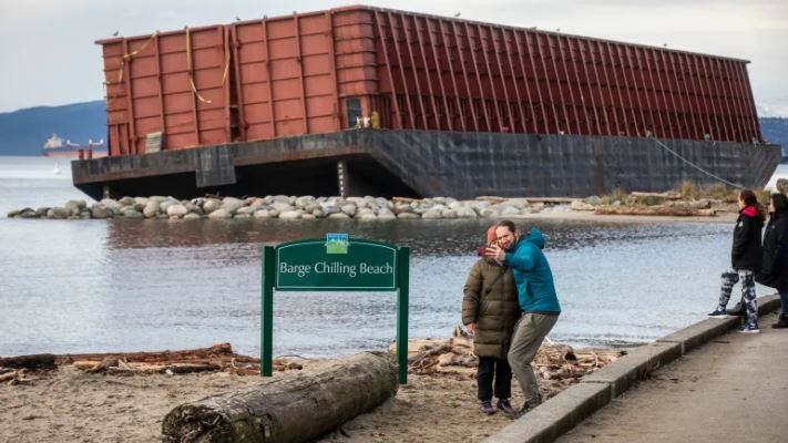 駁船去年11月中在溫哥華日落海灘擱淺 保守估計保安費至今為16萬元