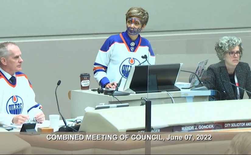 卡加利市長「亞省之戰」打賭輸了 身穿油人隊球衣及塗臉