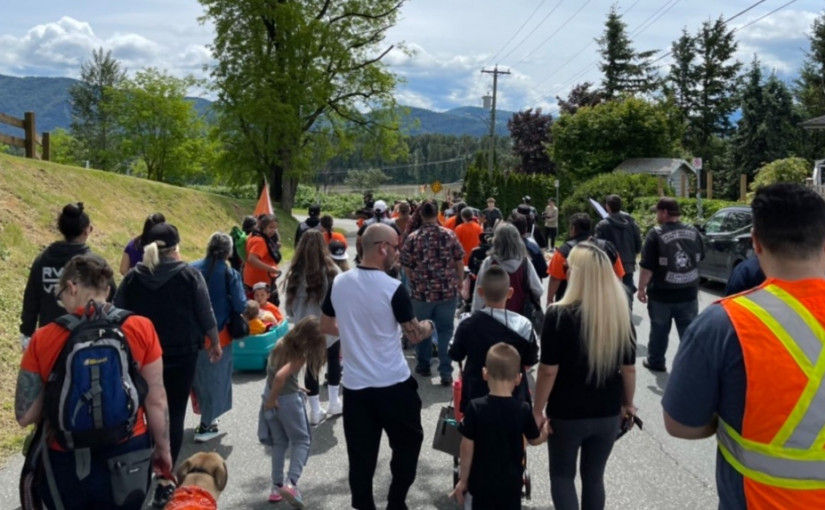 一名男子駕車衝進紀念寄宿學校受害與倖存者的遊行人群 數人受傷