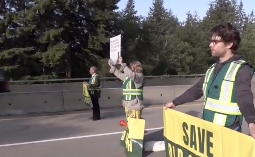 示威者癱瘓渡輪碼頭附近交通