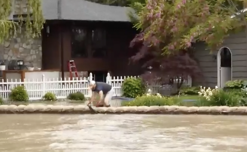 基隆拿宣布進入緊急狀態　居民急忙保護房屋免受洪水侵襲