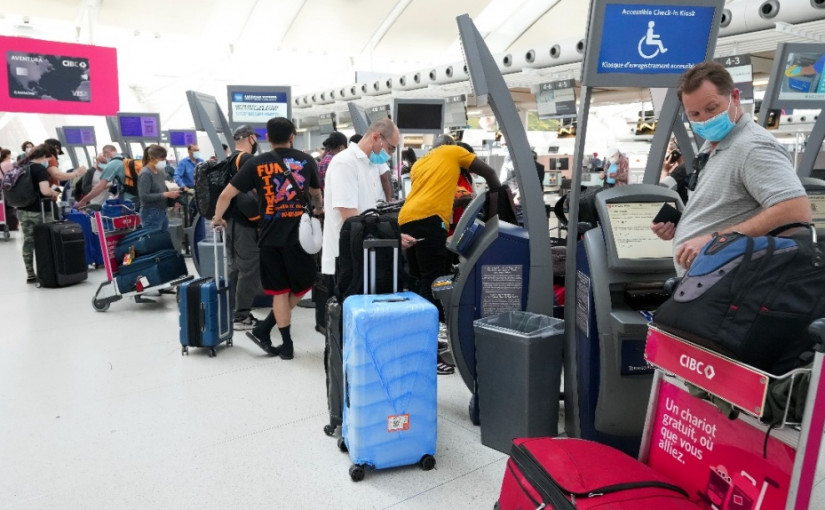 皮爾遜機場延誤嚴重還弄丟行李 乘客精疲力盡