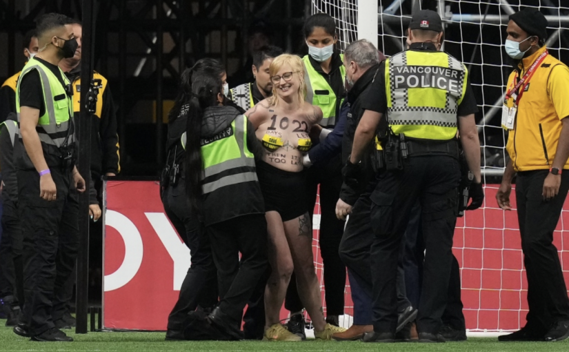 加男足友誼賽 氣候抗議者赤裸入場干擾比賽
