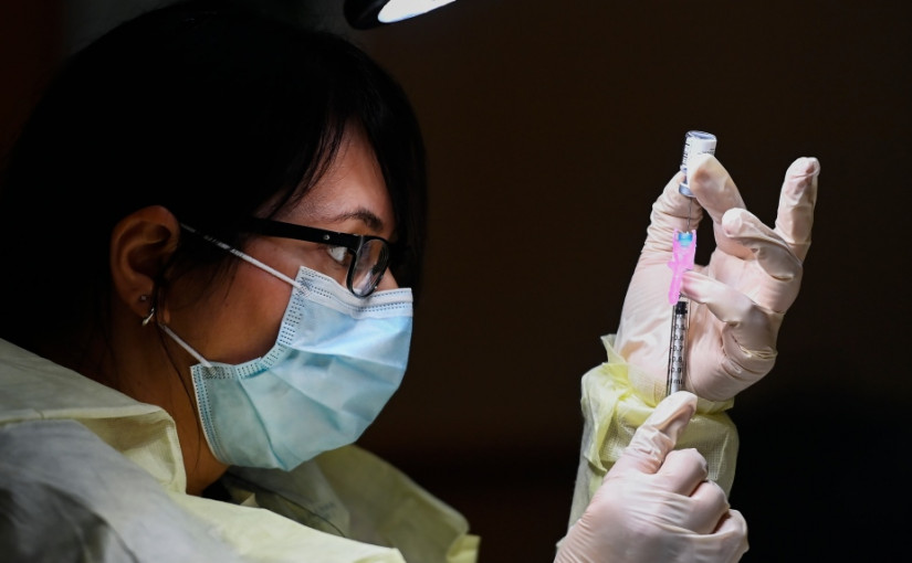 專家:現時是時候更改完全接種疫苗的定義