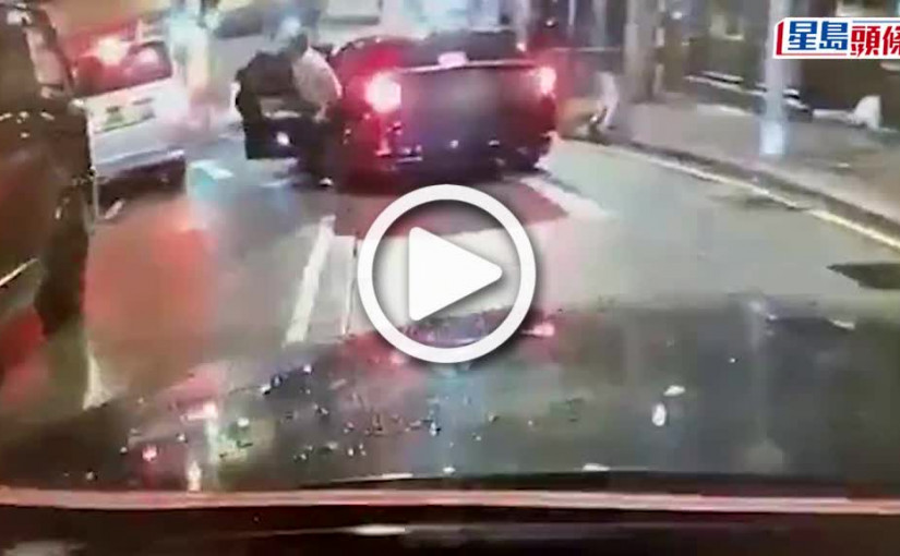 (視頻)車Cam直擊｜大漢持刀落車反捱車撞倒地 7刀手聞槍聲即鳥獸散