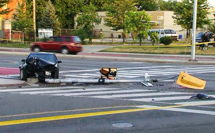 士嘉堡汽車撞交通燈 司機傷重死亡