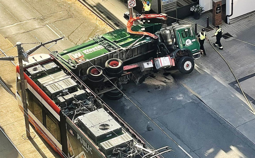 街車撞翻垃圾車 2人受傷送院