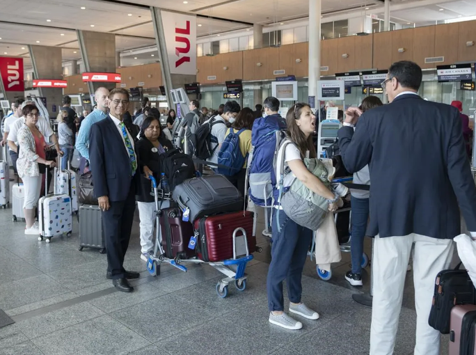 加拿大旅客經歷航班延誤或取消及行李問題